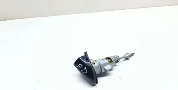 Volkswagen PASSAT CC Front door lock (next to the handle) 
