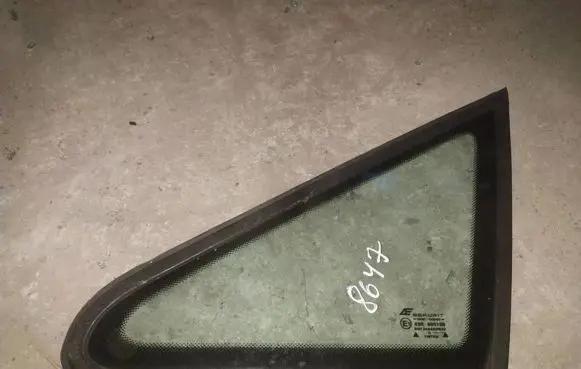 Volkswagen Sharan Front triangle window/glass 