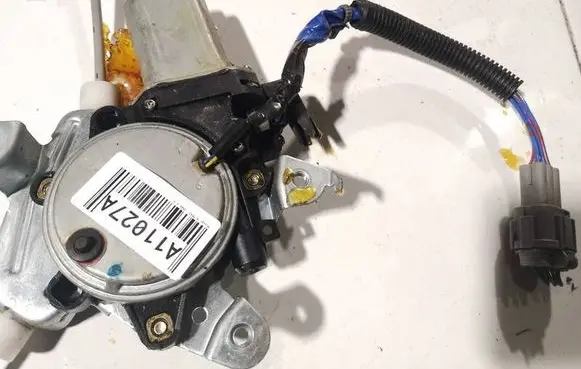 Nissan X-Trail T30 Front door window regulator motor 