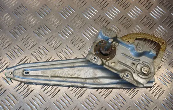 Toyota Yaris Rear door manual window regulator 