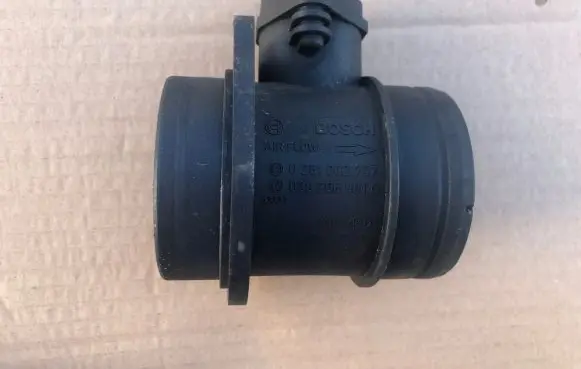 Audi A4 S4 B5 8D Mass air flow meter 0281002757
