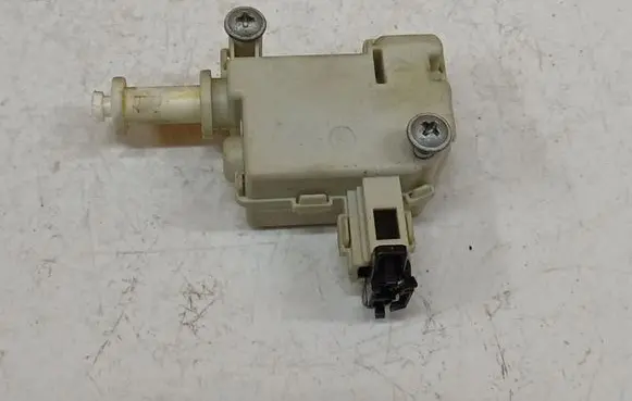 Volkswagen PASSAT B6 Central locking motor ZSB3C0810773