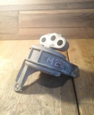 Opel Zafira B Engine mount bracket