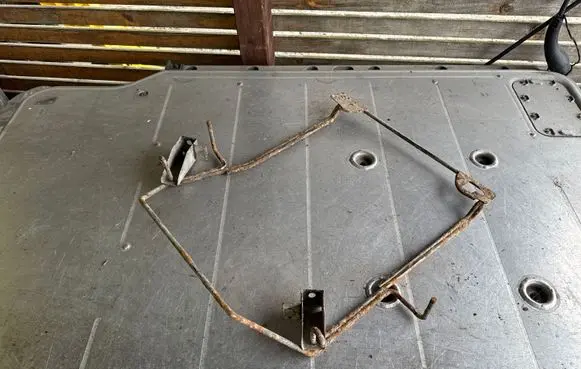 Opel Vivaro Spare wheel mounting bracket