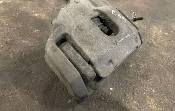 BMW 5 E60 E61 Front brake caliper 6080324