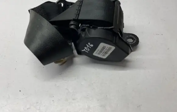 Volkswagen Jetta VII Rear seatbelt 639521500B