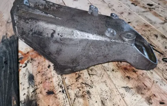 Engine mounting bracket