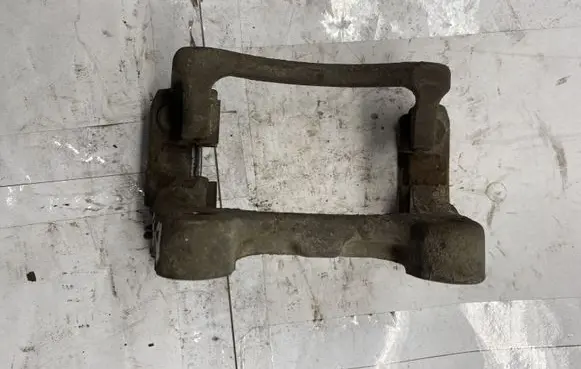 Volkswagen PASSAT B6 Brake caliper pad carrier rear 
