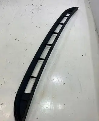 Volkswagen Touareg II Front bumper lower grill