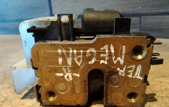 Renault Megane I Front door lock