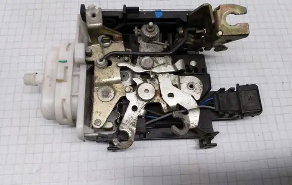 Audi A6 S6 C4 4A Front door lock 4A1837016G 4D0173A