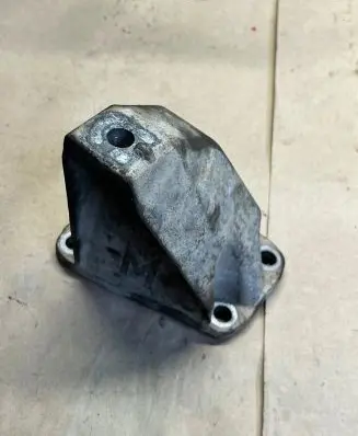 Volkswagen PASSAT B5 Engine mounting bracket 8D0399113AB