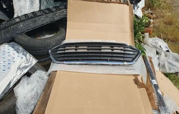 Ford Focus Front bumper upper radiator grill JX7B8200BB 2292764