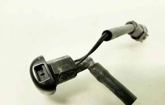 BMW 6 E63 E64 Windshield washer spray nozzle 7141488