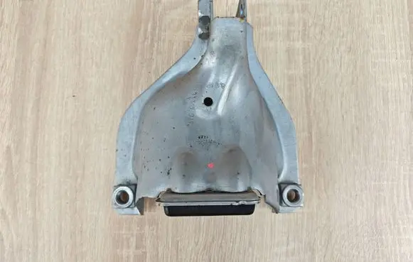Engine mounting bracket