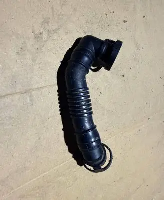 Volkswagen PASSAT B6 Breather hose/pipe 03G103493D