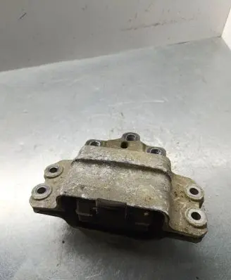 Volkswagen Golf Plus Engine mount bracket