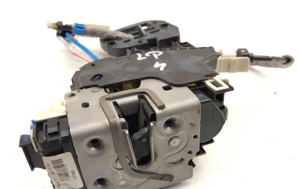 Mercedes-Benz CLA C117 X117 W117 Front door lock 