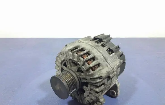 Audi A5 8T 8F Generator/alternator 04L903017A