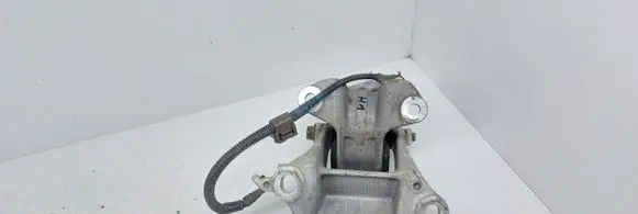Honda CR-V Engine mount bracket