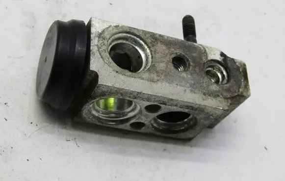 KIA Sportage Air conditioning (A/C) expansion valve 97775-F1350