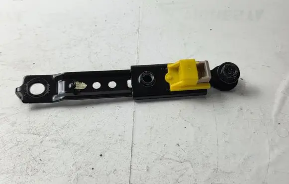 Hyundai Ioniq Seat belt adjustment rail P0714