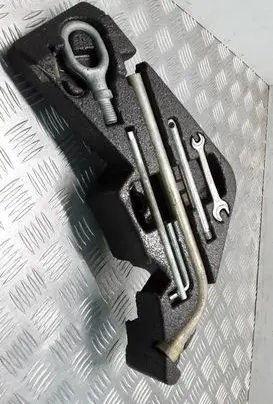 Volkswagen Touareg I Tool set 7L0012113