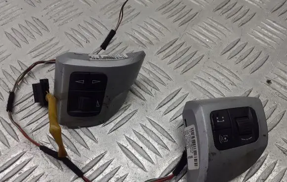 Opel Astra H Steering wheel buttons/switches 13126750