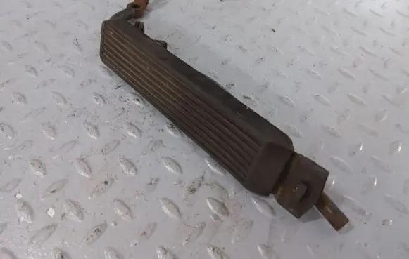 Mercedes-Benz 200 300 W123 Accelerator throttle pedal A1233000204