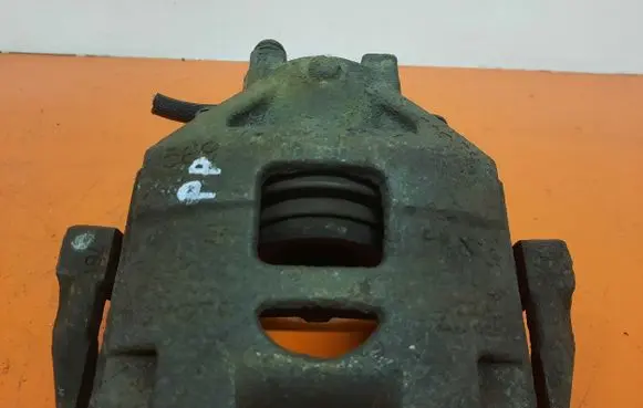 Volkswagen PASSAT B6 Front brake caliper 569