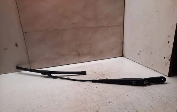 Volkswagen PASSAT B6 Front wiper blade arm 3C1955410B