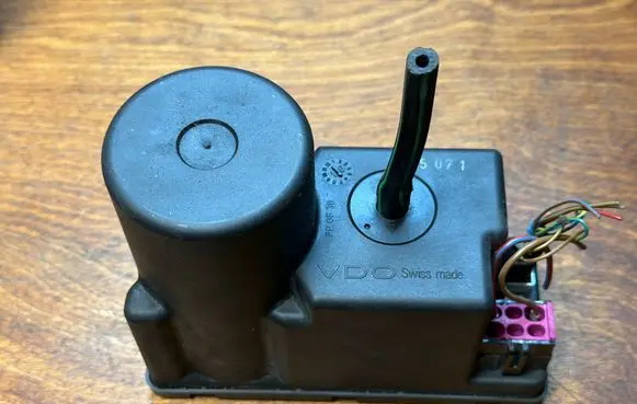 Audi A6 S6 C4 4A Central locking vacuum pump 4A0862257A