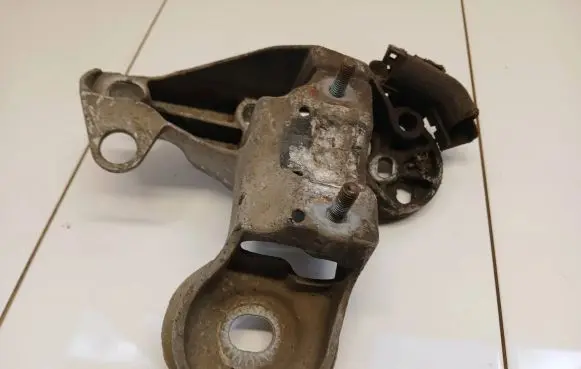Volkswagen PASSAT B5.5 Engine mounting bracket 8e0199852f