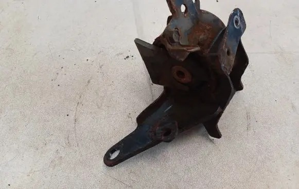 Toyota Avensis T250 Engine mount bracket