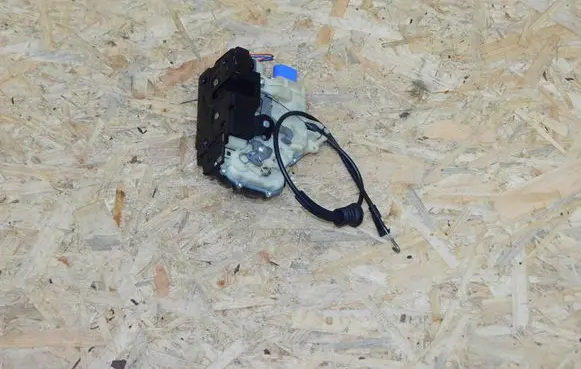 Volkswagen Multivan T5 Front door lock 7E1837016A A046465 AKCC7