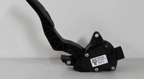 Nissan X-Trail T32 Accelerator throttle pedal 18002DF30B