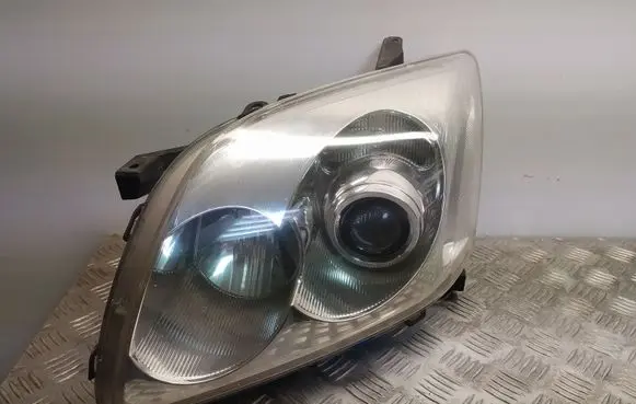 Toyota Avensis T250 Headlight/headlamp