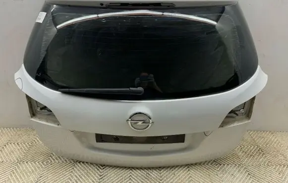 Opel Astra J Tailgate/trunk/boot lid Y40R