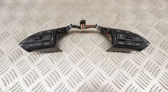 Toyota Yaris XP210 Steering wheel buttons/switches 