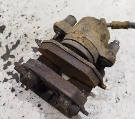 Volkswagen Golf VI Front brake caliper