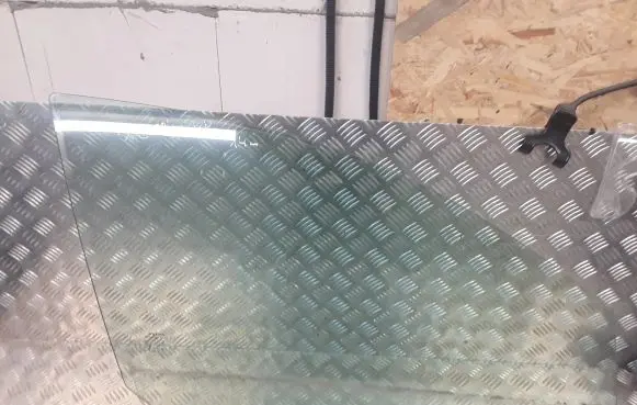 Volvo XC70 Front door window glass four-door 43R001106