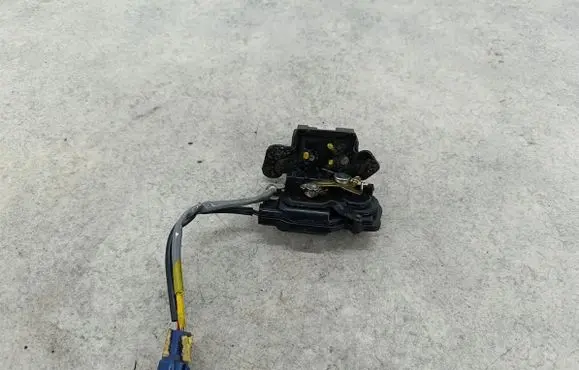 Toyota Corolla Verso E121 Tailgate lock latch 