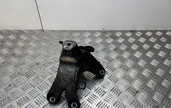 Engine mounting bracket