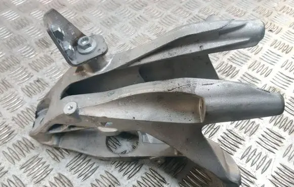 Volkswagen Transporter - Caravelle T6 Engine mounting bracket 7E0199370L