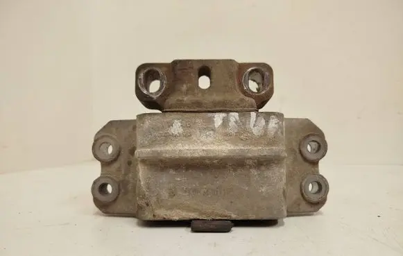 Volkswagen Touran I Engine mount bracket 8P0658151