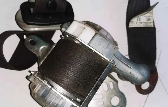 Subaru Forester SH Front seatbelt 7R4010P 047125