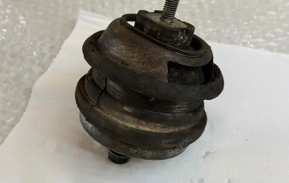 BMW 5 E39 Engine mount bracket 