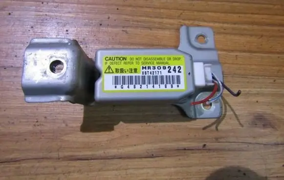 Mitsubishi Galant Airbag deployment crash/impact sensor MR309242 x6t42171