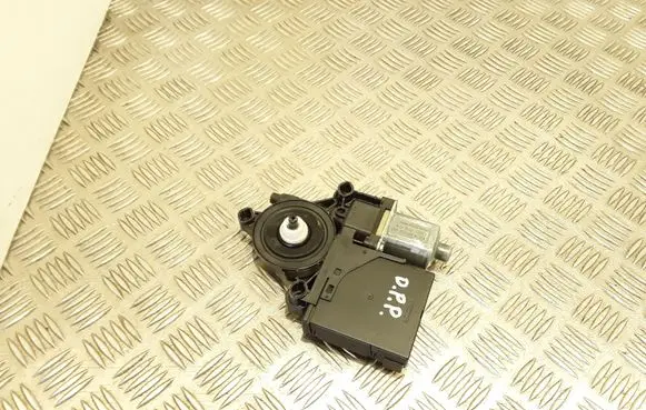Volkswagen PASSAT B7 Front door window regulator motor 3C0959792C 3AA837462 0130822451