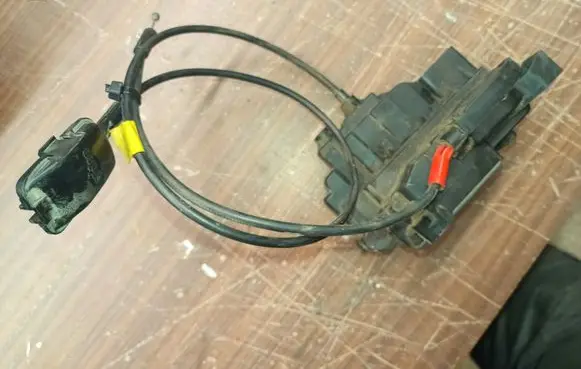 Renault Kangoo II Front door lock 8200497604